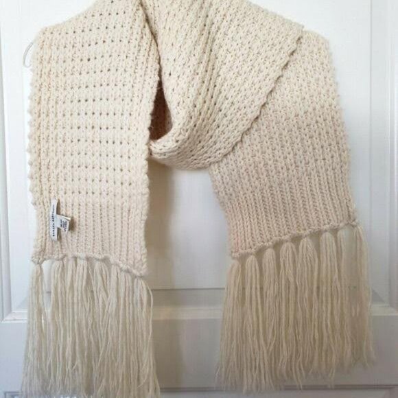 Banana Republic Knit Scarf - Picture 4 of 8